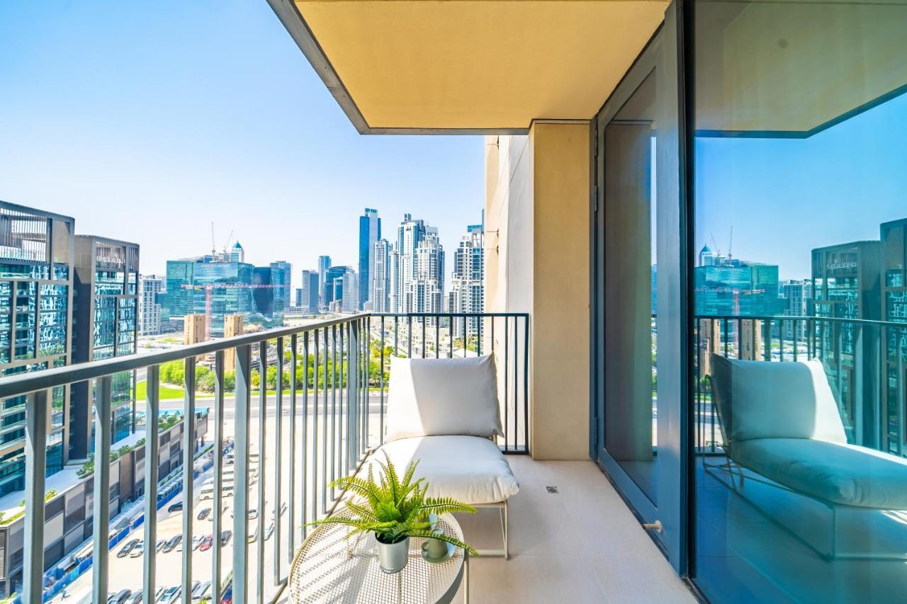 Incredible Views From This Classy Apt With Terrace Dubai Bagian luar foto